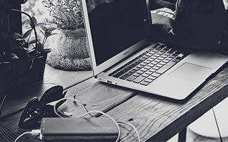 回看这场英超，换人完成后的十分钟内，一些细节后来被慢慢翻出